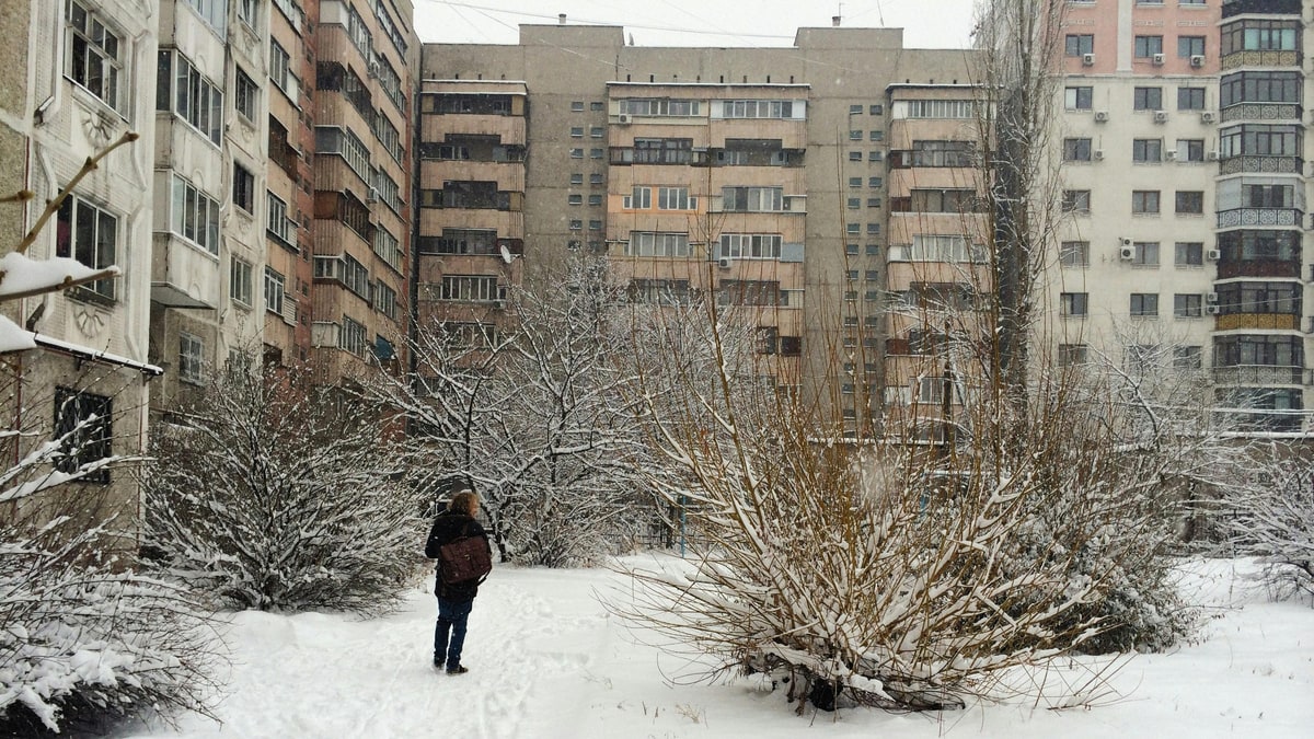 Schneebedeckter Gehweg vor einem Wohngebäude — Vorschaubild Winterdienst und Verkehrssicherungspflicht